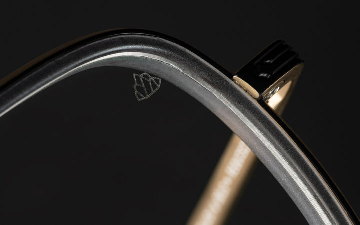 REQUISITEUR - BLACK & GOLD - TITANIUM