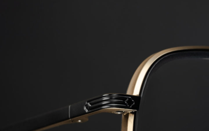 REQUISITEUR - BLACK & GOLD - TITANIUM